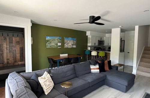 West Dover House | Modern Mount Snow Gnarvana - Balcony/Pet-Friendly/Walk to Lifts & Lodge