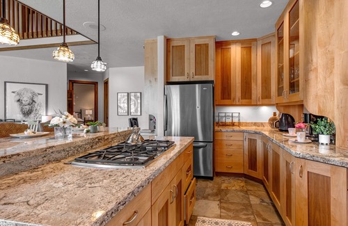 Deer Valley House | Modern Mountain Design, Hot Tub & Sauna + Free Shuttle - Perfect for Families!