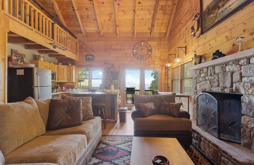 Waynesville Cabin | Modern Mountain Escape Awaits! with 1 bd with WiFi, AC in charming Waynesville
