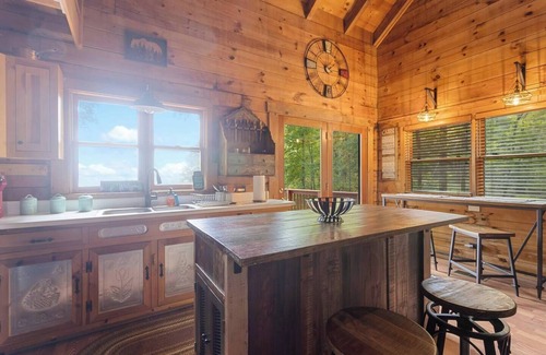 Waynesville Cabin | Modern Mountain Escape Awaits! with 1 bd with WiFi, AC in charming Waynesville