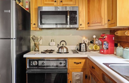 Waynesville Cabin | Modern Mountain Escape Awaits! with 1 bd with WiFi, AC in charming Waynesville