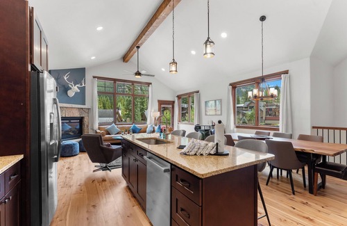 Keystone House | Modern Mountain Escape - Walk to Lifts - Private Hot Tub, Views, Work-Friendly