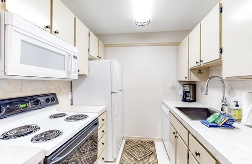 Warm Springs Condo | Modern Mountain Gem near Lifts w/Free WiFi, Gas Fireplace, Shared Hot Tub/Sauna