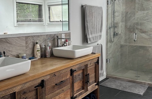 Brackendale House | Modern Mountain Getaway in Squamish BC