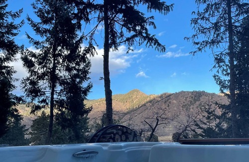 Cascade-Chipita Park House | Modern Mountain Getaway: Mountain Views - Hot Tub - Pikes Peak! Hosts 12 guests.