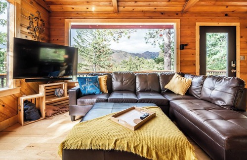Cascade-Chipita Park House | Modern Mountain Getaway: Mountain Views - Hot Tub - Pikes Peak! Hosts 12 guests.