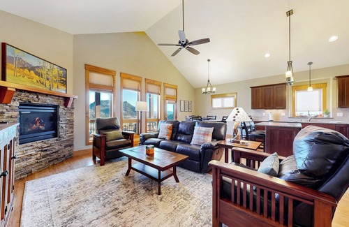 Estes Park House | Modern Mountain Retreat/Incredible Mountain Views/EV Charger/Spotless