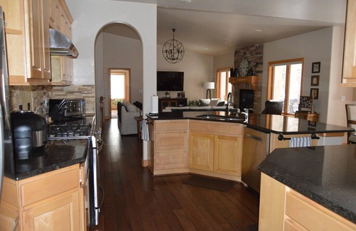 Woodmoor House | Modern Mountain Retreat - Ideal for Family Gatherings - 15 Min from USAFA