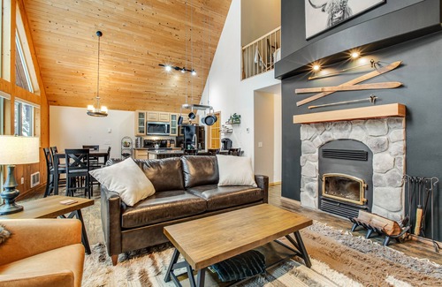 Snoqualmie Pass House | Modern mountain chalet with fireplace, foosball, & easy access to slopes