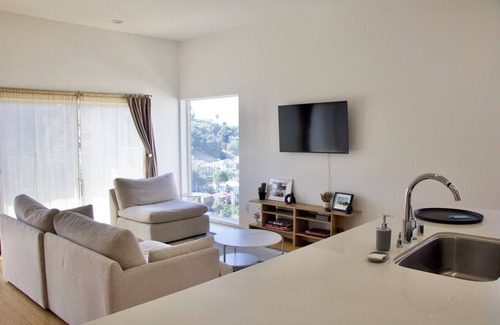 Sherman Oaks House | Modern Mountain View Oasis in Los Angeles