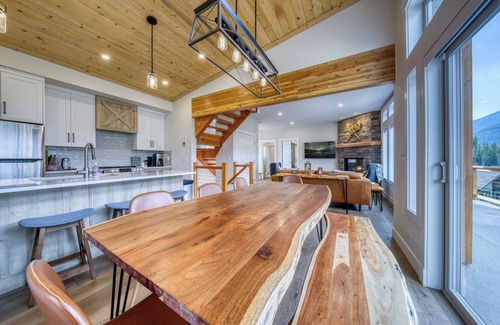East Kootenay House | Modern mountainside retreat with incredible views and location