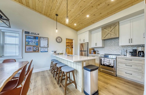 East Kootenay House | Modern mountainside retreat with incredible views and location