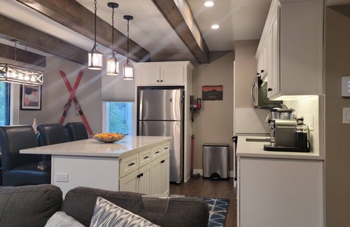Vail Condo | Modern Mountainside Condo | Walk to Slopes, Shopping, Dining! | Vantage Point