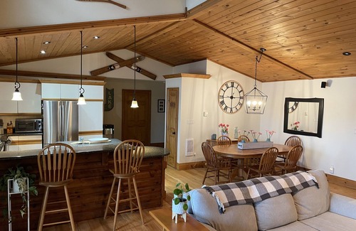 Gravenhurst House | Modern Muskoka Retreat on Morrison Lake – complete with 4 BDRMS & Hot Tub!