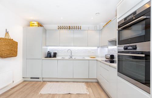 Wandsworth Apartment | Modern New 2BR wViews & Balcony in Wandsworth