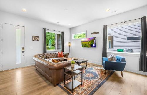 Sugar Creek House | Modern new 4BR Home near NoDa & Downtown