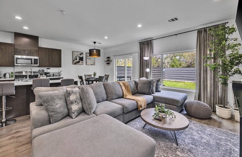 Northside House | Modern New Build Home | Yard BBQ Games Desks WiFi