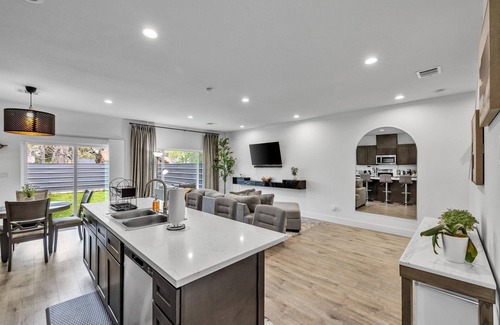 Northside House | Modern New Build Home | Yard BBQ Games Desks WiFi