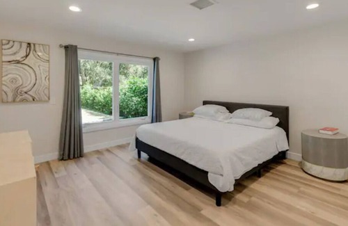 Claremont House | Modern NEW home by Colleges - free parking, WiFi