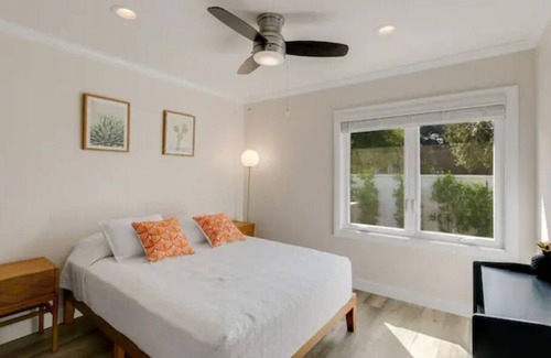 Claremont House | Modern NEW home by Colleges - free parking, WiFi