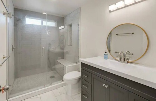 Claremont House | Modern NEW home by Colleges - free parking, WiFi