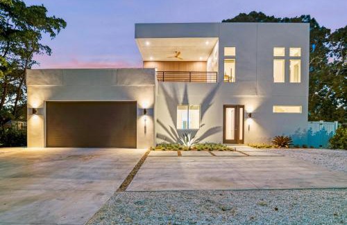Arlington Park House | Modern New Home - Private Pool, Spa, Rooftop Deck, Game Room, & More!