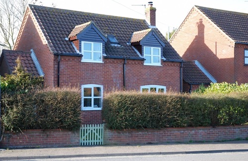 Sea Palling Cottage | Modern Newly Refurbished Detached House. Short Walk To Beach.