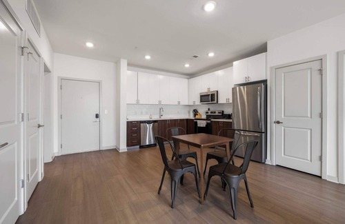 Downtown Louisville Apartment | Modern Nulu 2BR CozySuites 08