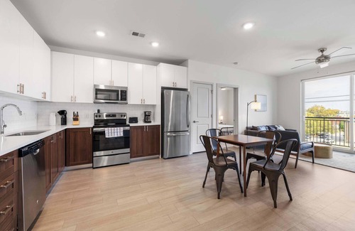 Downtown Louisville Apartment | Modern Nulu 2BR CozySuites 08