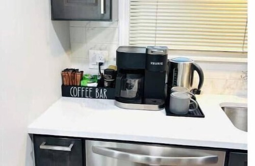 Oak Park Apartment | Modern Oak Park Getaway 3BR 2BA with Yard, 20 mins to Chicago Loop, near Train