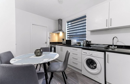 Latchmere House | Modern Oasis: 2BR Escape with Outdoor Retreat
