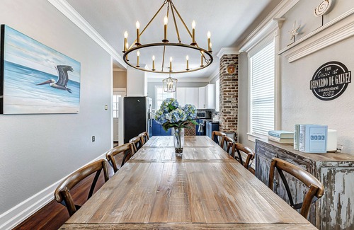 Galveston House | Modern Oasis Heated Pool, Spa 6 bedroom walk to beach, restaurants,
