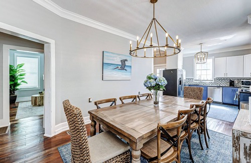 Galveston House | Modern Oasis Heated Pool, Spa 6 bedroom walk to beach, restaurants,