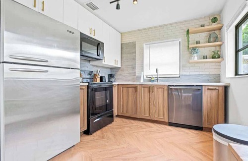 North Andrews Gardens House | Modern Oasis, King Bed Pet Friendly 10m to Beach
