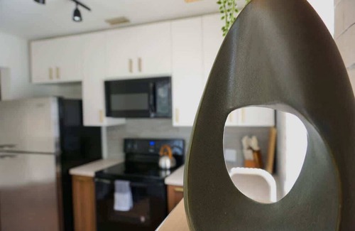 North Andrews Gardens House | Modern Oasis, King Bed Pet Friendly 10m to Beach