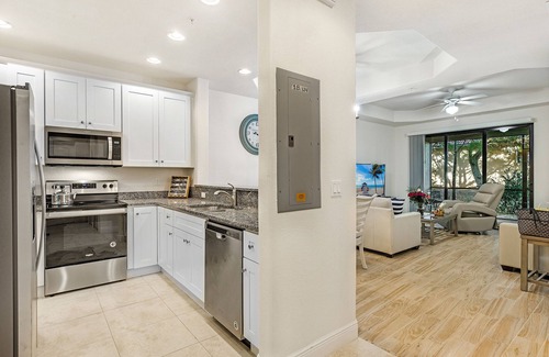 Pelican Condo | Modern Oasis pool paradise