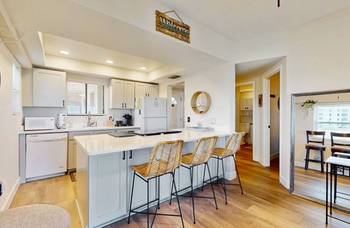 Jacksonville Beach Condo | Modern oceanfront condo with outdoor pool, balcony, & washer/dryer
