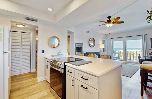Jacksonville Beach Condo | Modern oceanfront condo with outdoor pool, balcony, & washer/dryer