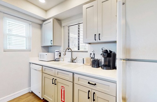 Jacksonville Beach Condo | Modern oceanfront condo with outdoor pool, balcony, & washer/dryer