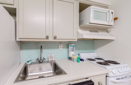 Fort Walton Beach Apartment | Modern oceanfront studio w/pool access, central AC, and beach service