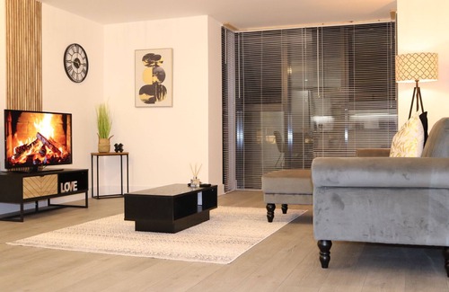 Hemel Hempstead Apartment | Modern One Bedroom ApartmentnOpen Plan Lounge-Kithchen-Dining AreanFree Parkingn
