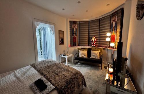 Richmond-upon-Thames Apartment | Modern One Bedroom Flat in Twickenham for Business Travelers
