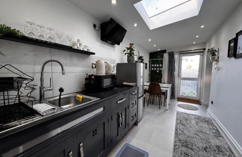 Richmond-upon-Thames Apartment | Modern One Bedroom Flat in Twickenham for Business Travelers