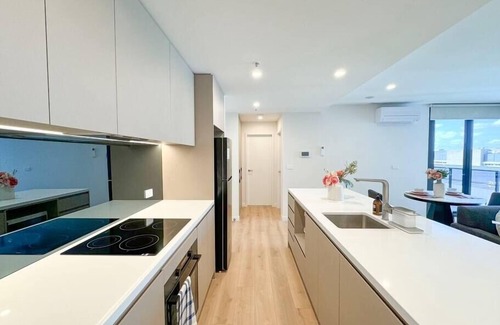 Phillip Apartment | Modern One-bedroom in Phillip with Parking