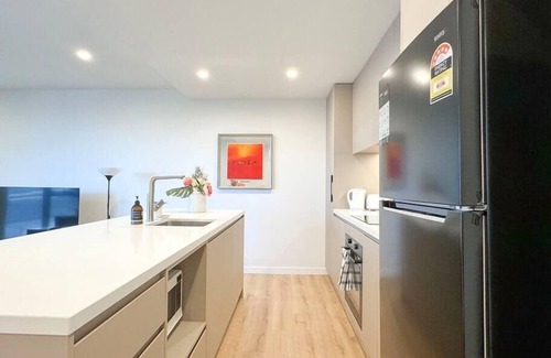 Phillip Apartment | Modern One-bedroom in Phillip with Parking