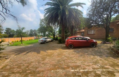 Greater Johannesburg Metropolitan Area Apartment | Modern One-Bedroom Retreat in Midrand