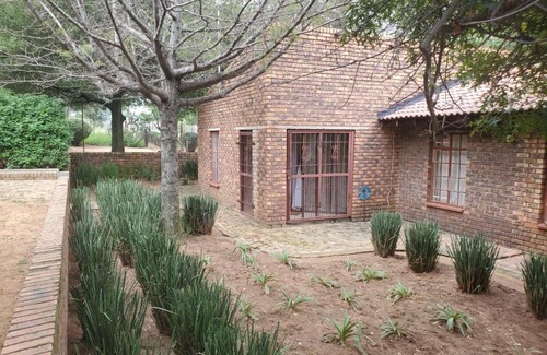 Greater Johannesburg Metropolitan Area Apartment | Modern One-Bedroom Retreat in Midrand