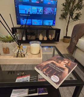 Al Swaifyeh Apartment | Modern One Bedroom with Steps from the Best Shops