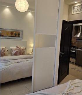 Al Swaifyeh Apartment | Modern One Bedroom with Steps from the Best Shops