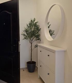 Al Swaifyeh Apartment | Modern One Bedroom with Steps from the Best Shops